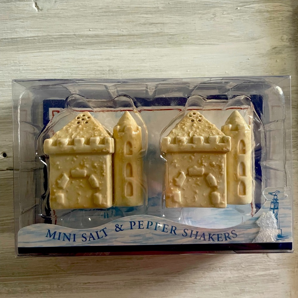 NIB Mini salt and pepper sand castles